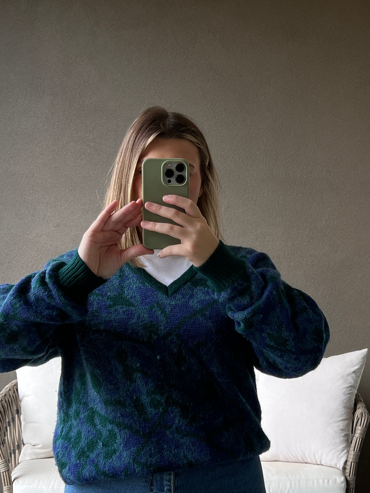 Vintage Vine V Neck (L)